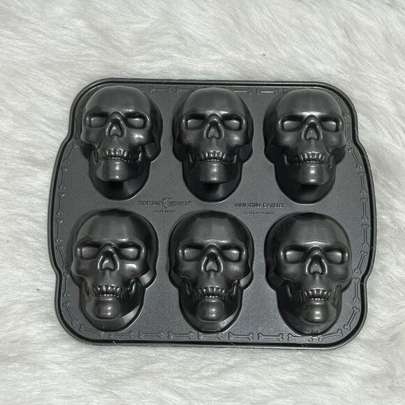 NWOB Nordic Ware Skull 6 Cakelet Bakeware Halloween, Day Of The Dead - Picture 7 of 12